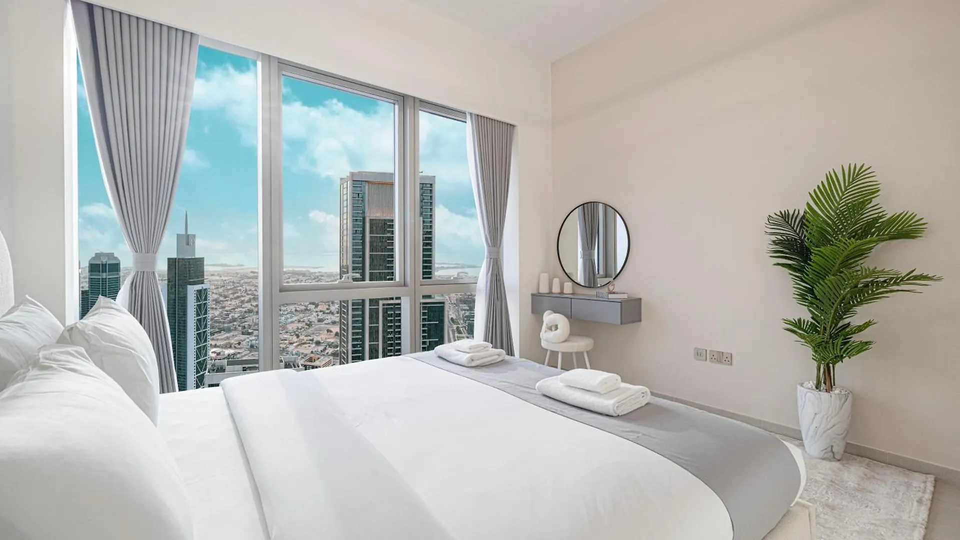 Great View From 63Th Floor! Amazing Pool With Burj View! Grande Signature! Dubai Apartment